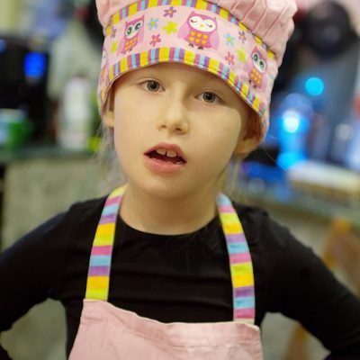 Portret Julki w różowej czapie kucharskiej
