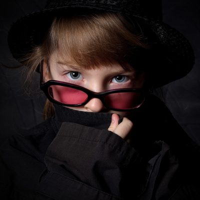 Portret Blanki w okularach z różowymi szkłami