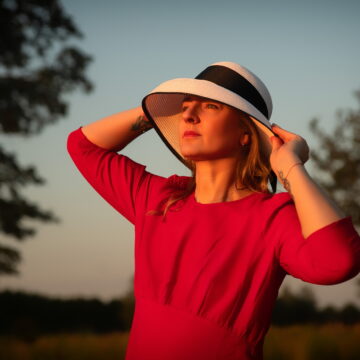 Magia czerwonej sukienki….